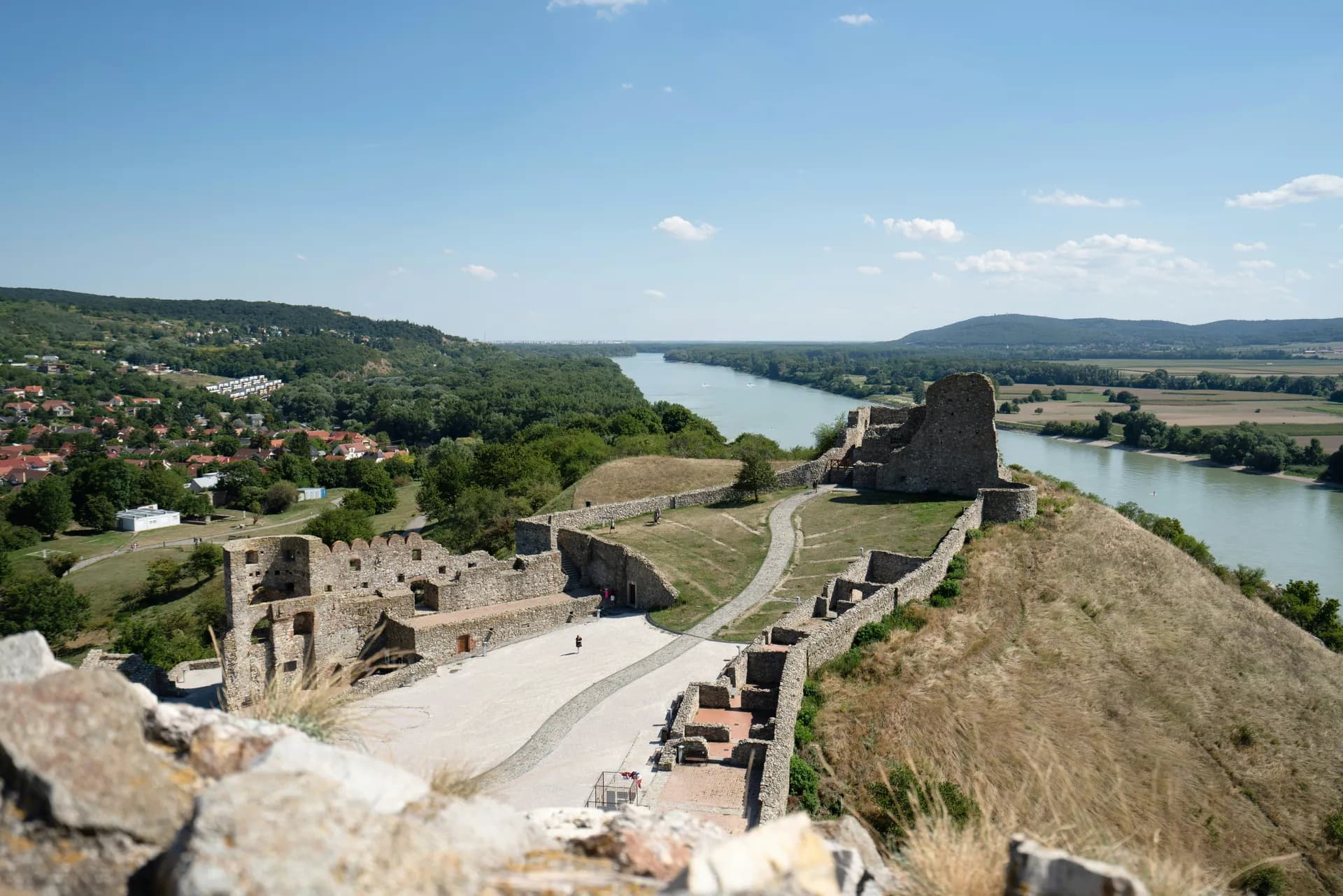 Várrom a Duna fölött, a régió tájában